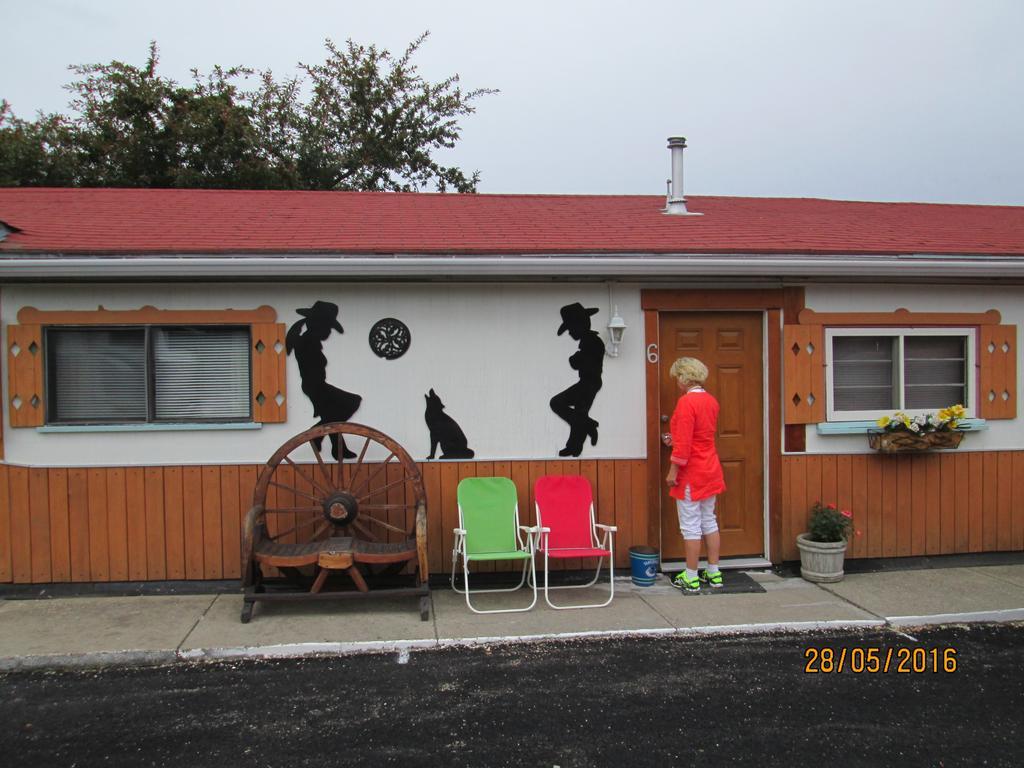 Tel-A-Friend Motel Vernon Bagian luar foto
