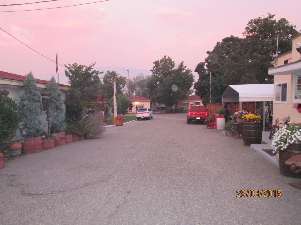 Tel-A-Friend Motel Vernon Bagian luar foto