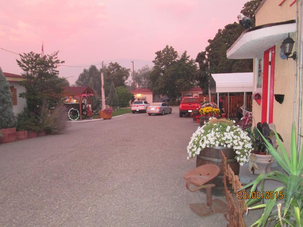 Tel-A-Friend Motel Vernon Bagian luar foto